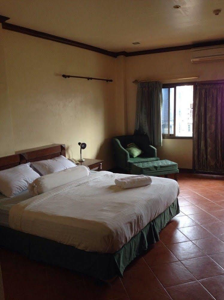 The Irish Clock Hotel Udonthani Kültér fotó